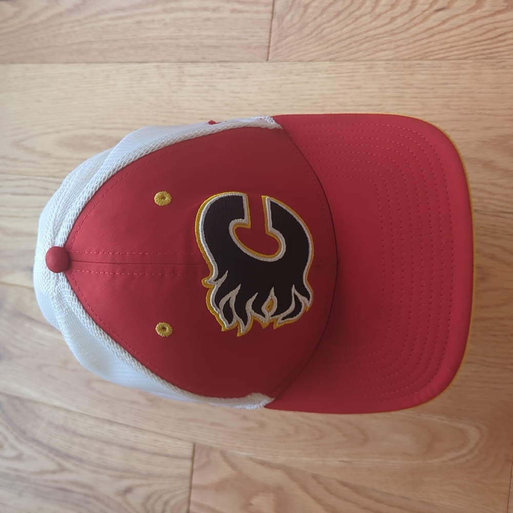 Fanatics. NHL Calgary Flames Mesh  Hat. Adjustable Snapback.